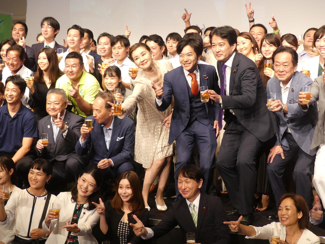 議員生活10周年のパーティーで、馬場伸幸代表や同僚議員らと写真撮影に応じる日本維新の会の音喜多駿参院議員（撮影・中山知子）