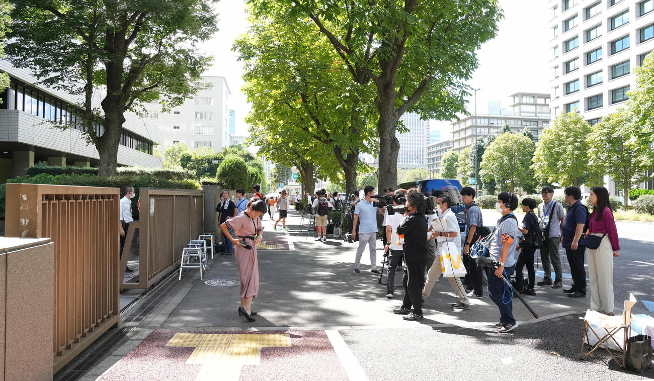 ガーシーこと東谷義和被告の初公判が行われる東京地裁前（撮影・鈴木みどり）