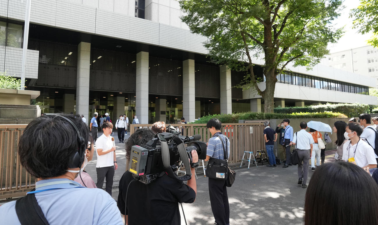 ガーシーこと東谷義和被告の初公判が行われる東京地裁前（撮影・鈴木みどり）
