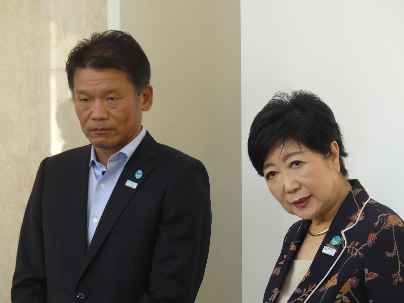 東京都副知事に再任されたヤフー元社長の宮坂学氏（左）と小池百合子知事（撮影・中山知子）