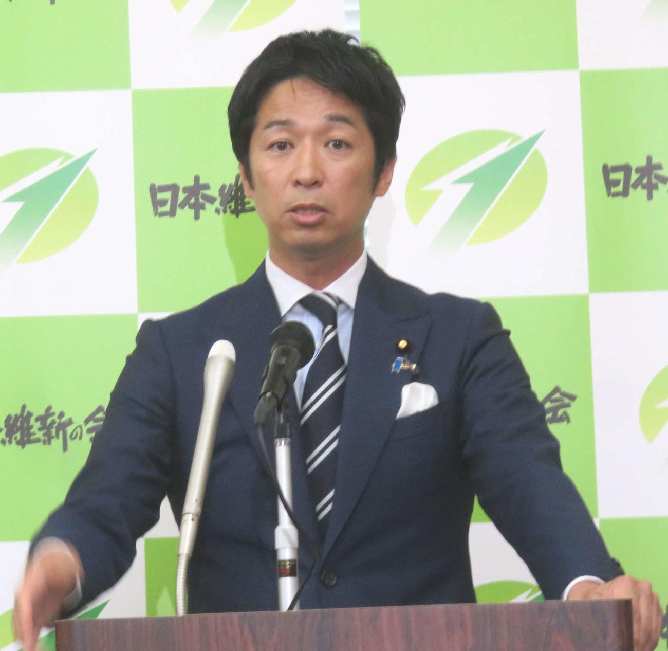 日本維新の会の藤田文武幹事長は池下卓衆院議員の公設秘書と地方議員の兼職は法的に問題がないとした（撮影・大上悟）