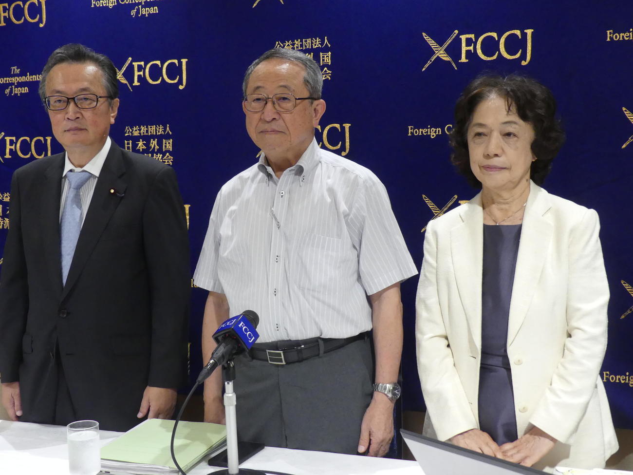 明治神宮外苑再開発をめぐり日本外国特派員協会で会見する左から自民党の船田元・衆院議員、日本イコモス国内委員会の岡田保良委員長、石川幹子理事（撮影・中山知子）
