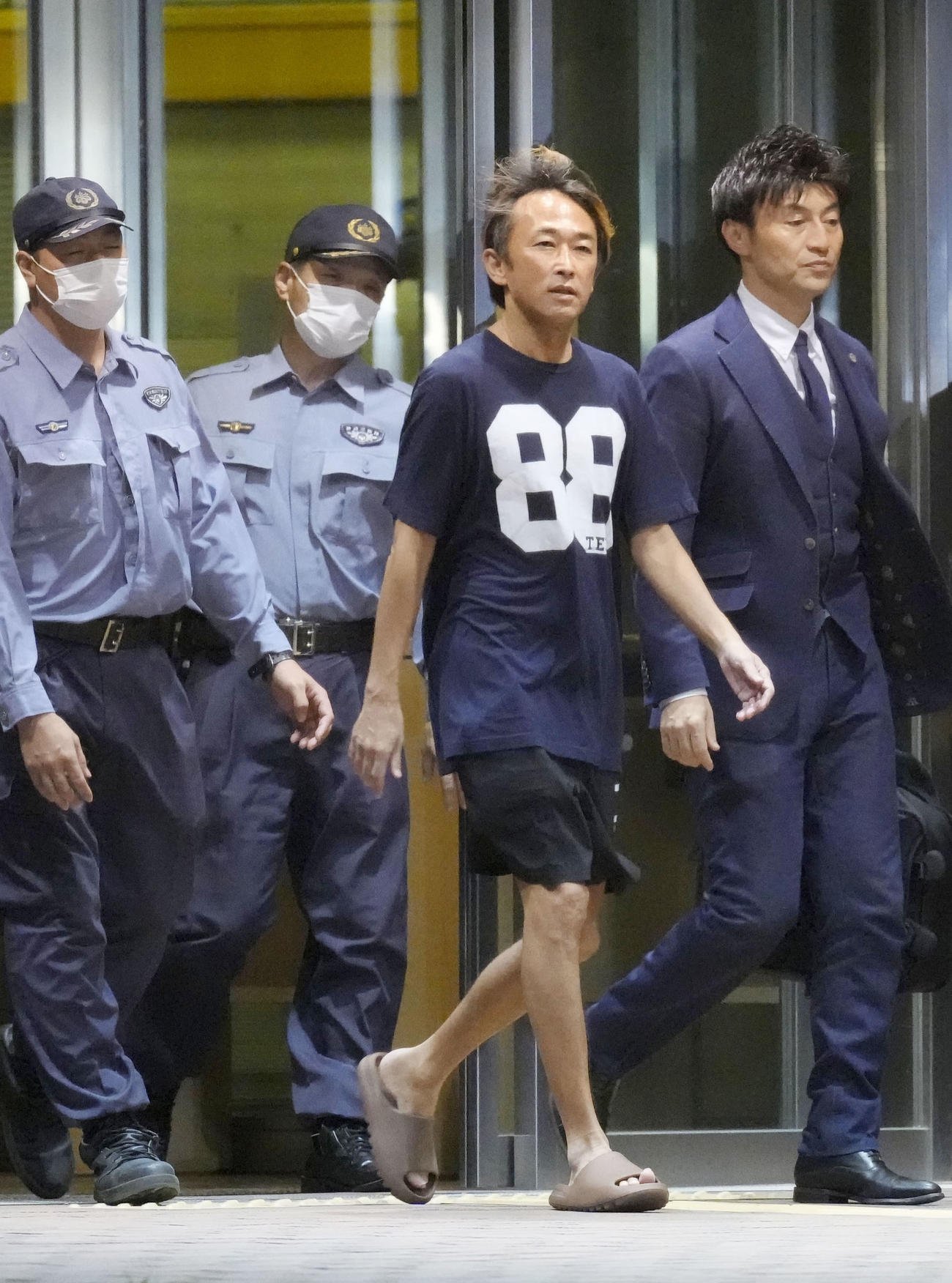 保釈され東京拘置所を出るガーシー被告（共同）