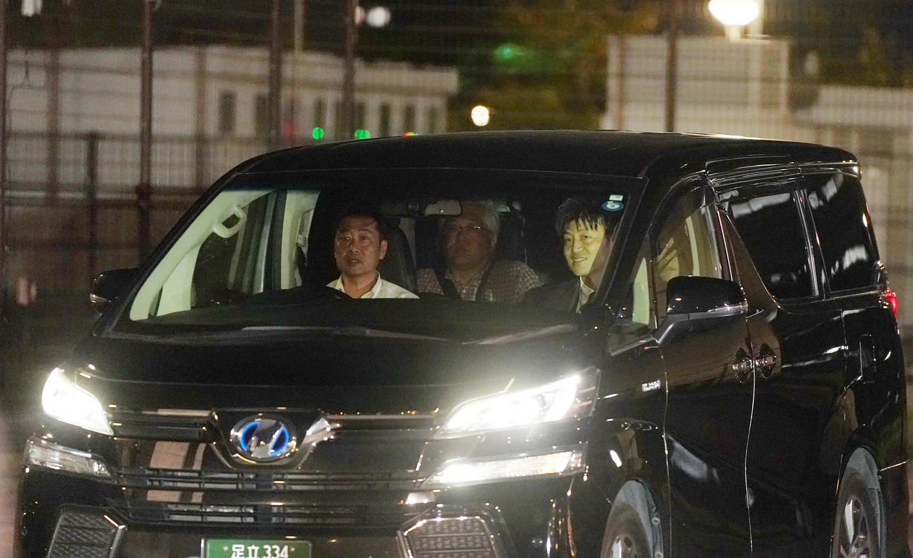 保釈され、東京拘置所を出る東谷義和被告を載せたワゴン車（撮影・狩俣裕三）