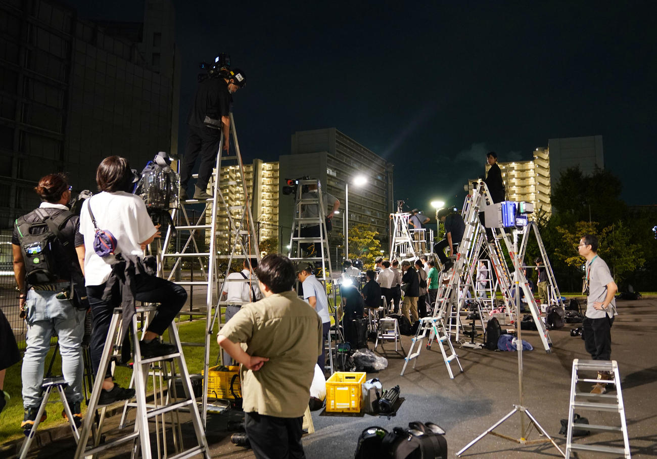 保釈され、東京拘置所を出る東谷義和被告を待つ多くの報道陣たち（撮影・狩俣裕三）