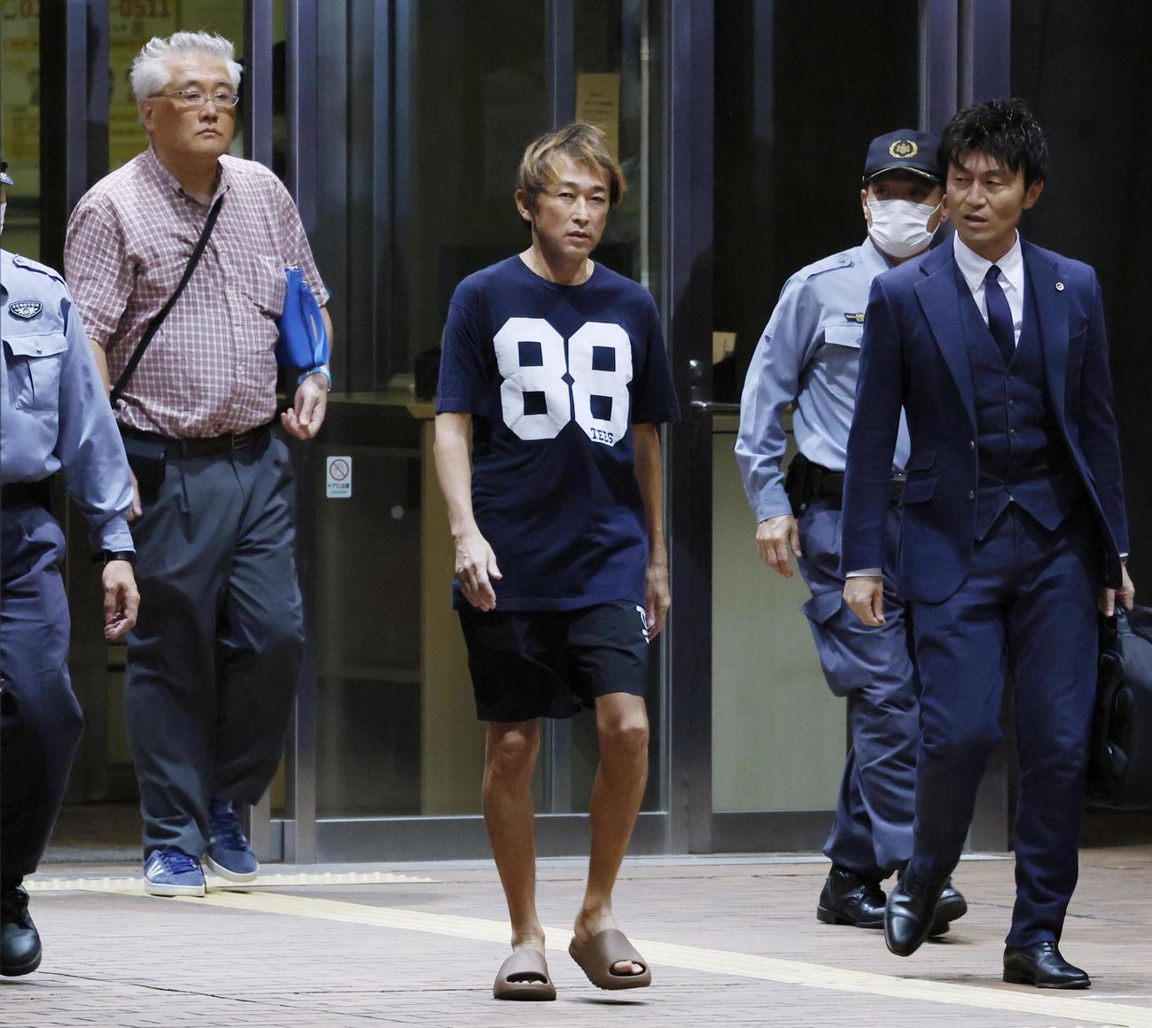 保釈され東京拘置所を出るガーシー被告（中央）（共同）