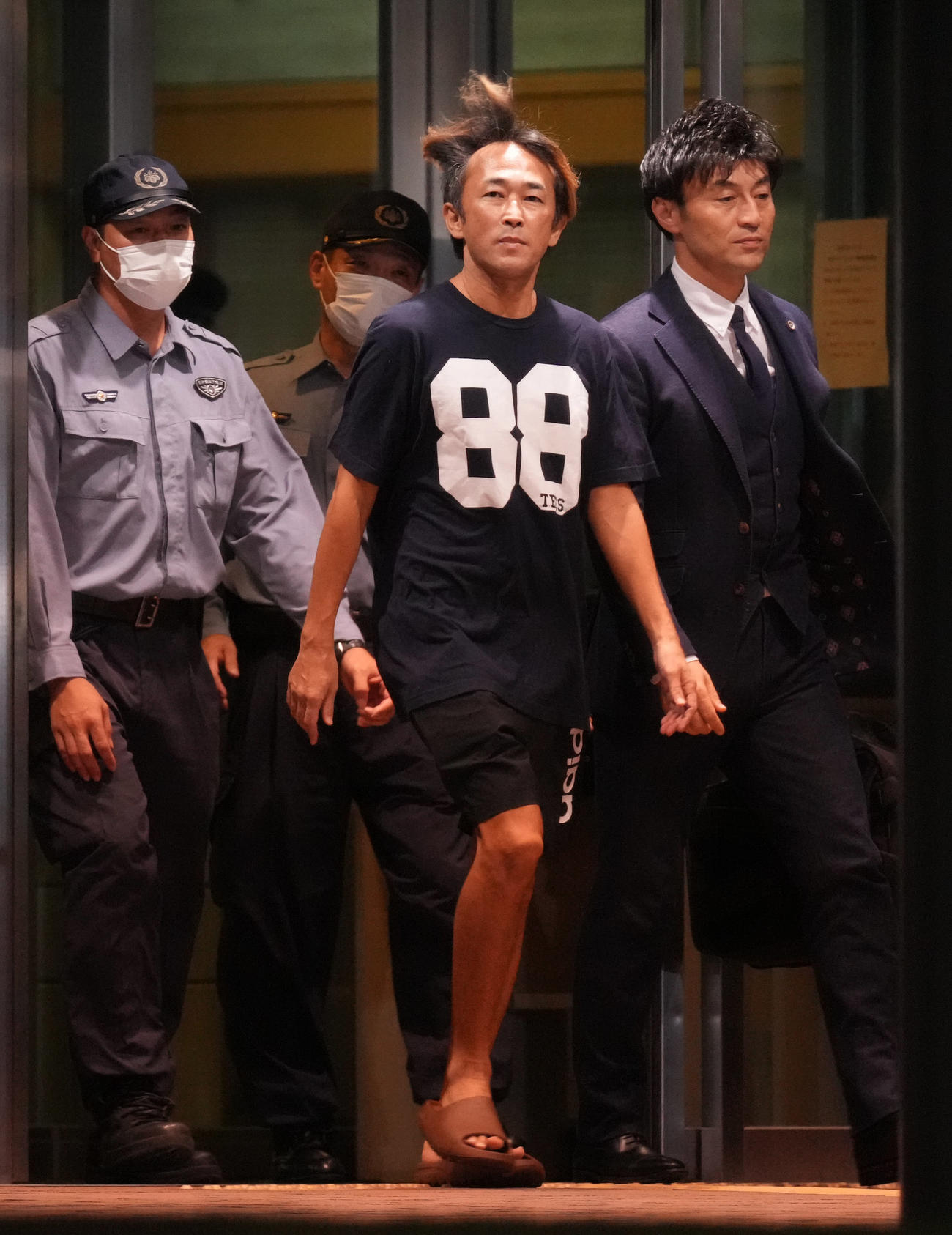 保釈され、東京拘置所を出る東谷義和被告（撮影・狩俣裕三）