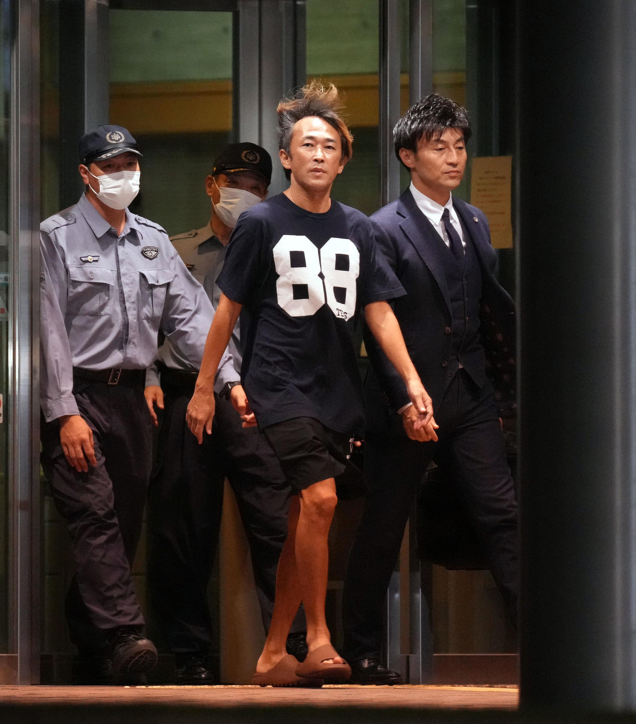 保釈され、東京拘置所を出る東谷義和被告（右から2人目）（撮影・狩俣裕三）