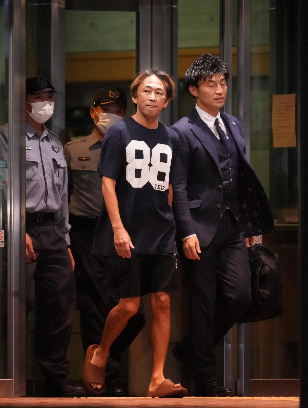 保釈され、東京拘置所を出る東谷義和被告（撮影・狩俣裕三）