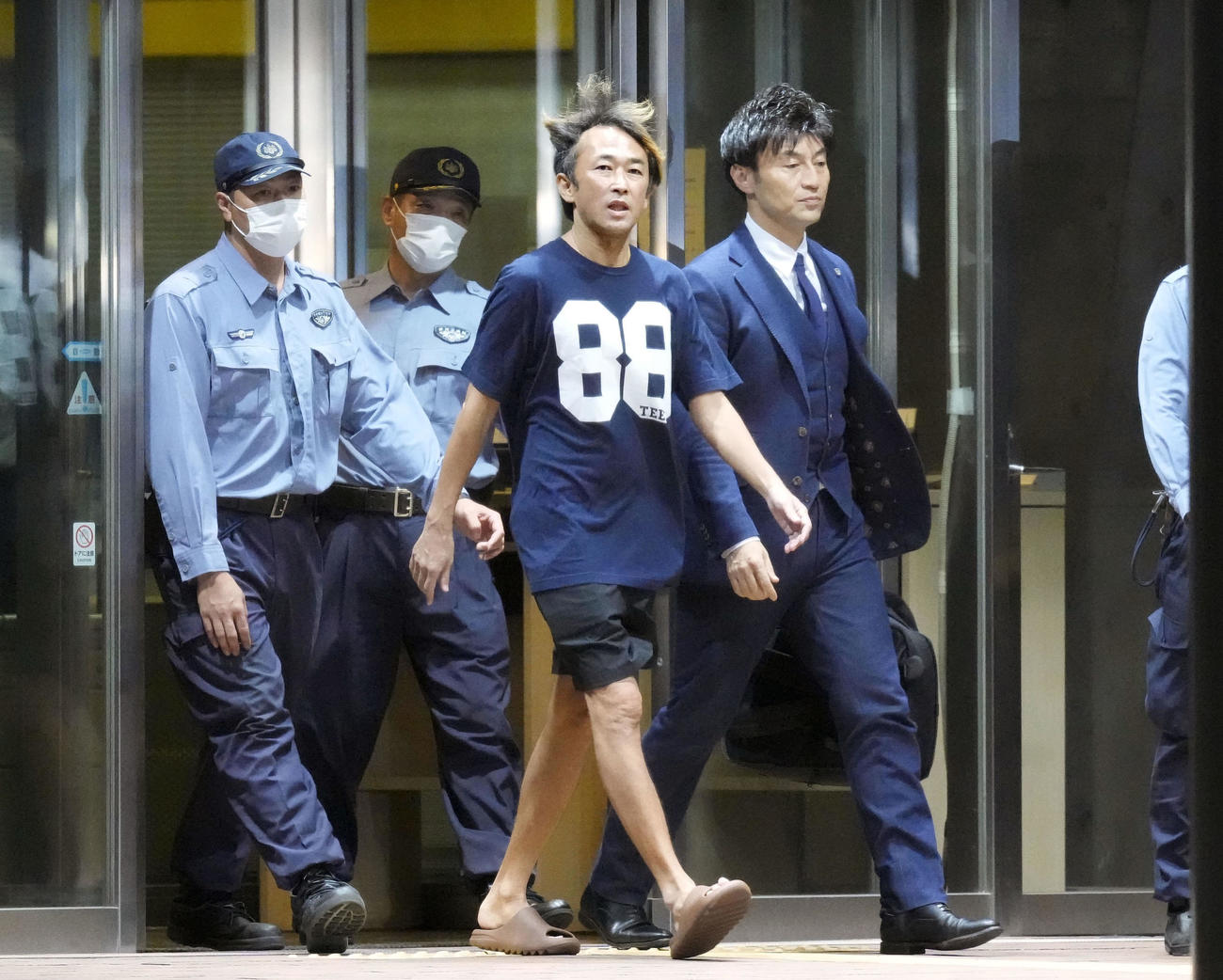 保釈され東京拘置所を出るガーシー被告（共同）