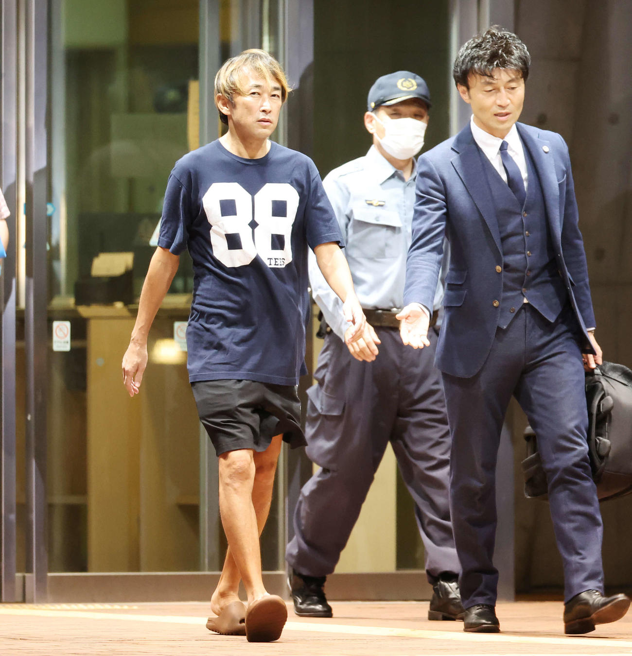 保釈され、東京拘置所を出るガーシーこと東谷義和被告（撮影・宮地輝）