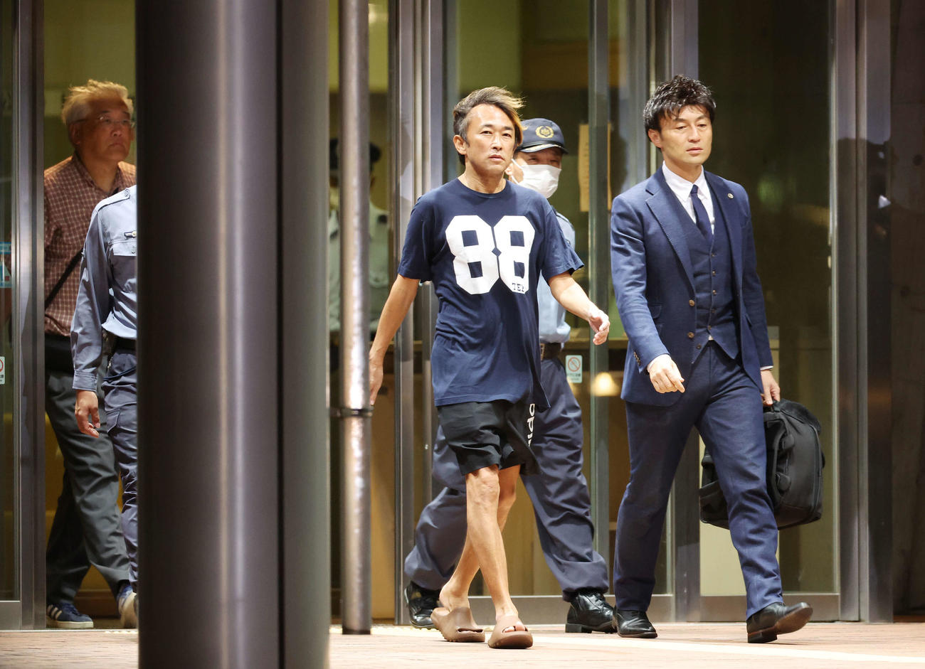 保釈され、東京拘置所を出るガーシーこと東谷義和被告（撮影・宮地輝）