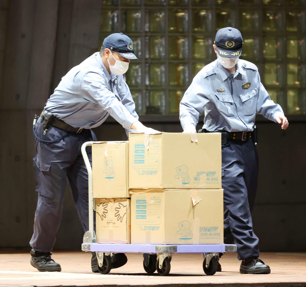 東京拘置所から保釈されるガーシーこと東谷義和被告の荷物が入ったとみられる段ボール（撮影・宮地輝）
