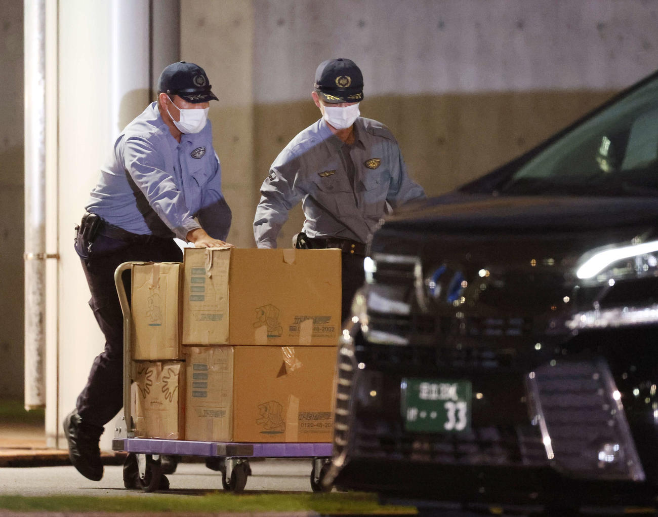 東京拘置所から保釈されるガーシーこと東谷義和被告の荷物が入ったとみられる段ボール（撮影・宮地輝）
