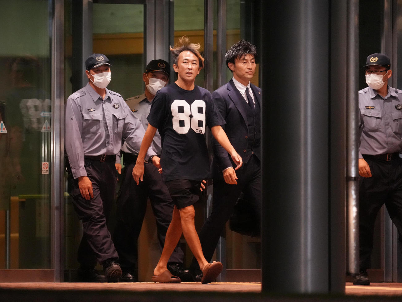 保釈され、東京拘置所を出る東谷義和被告（撮影・狩俣裕三）
