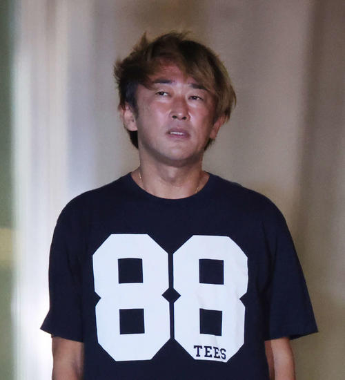 保釈され、東京拘置所を出て、報道陣に頭を下げたガーシーこと東谷義和被告（撮影・宮地輝）