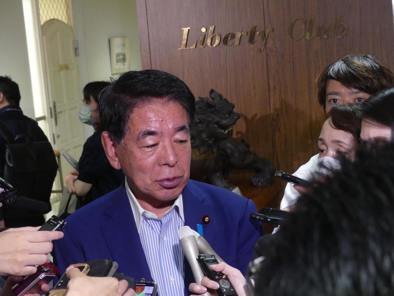 8月31日、安倍派総会後に取材に応じる下村博文元文科相（撮影・中山知子）
