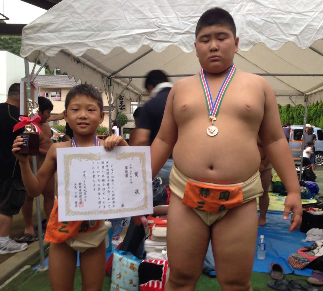 三島市のわんぱく相撲で優勝した小学6年の熱海富士。左は後輩（杉山信二さん提供）