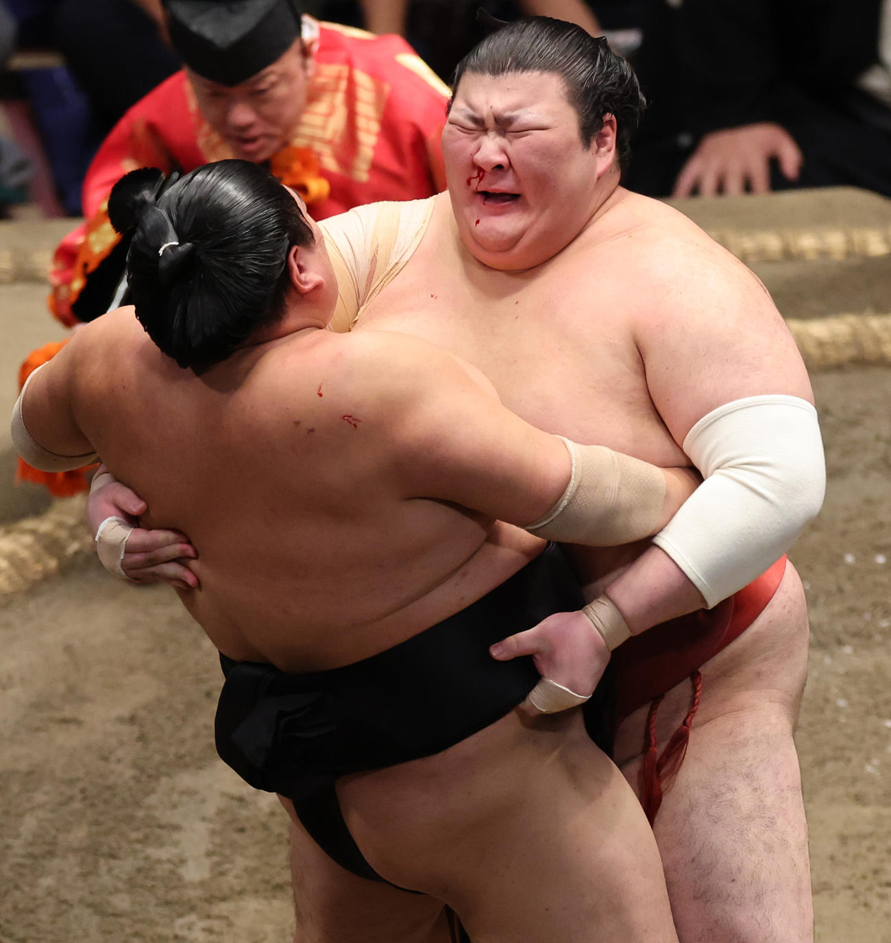鼻血を出しながら阿炎（手前）を寄りきりで破る熱海富士（2023年9月23日撮影）