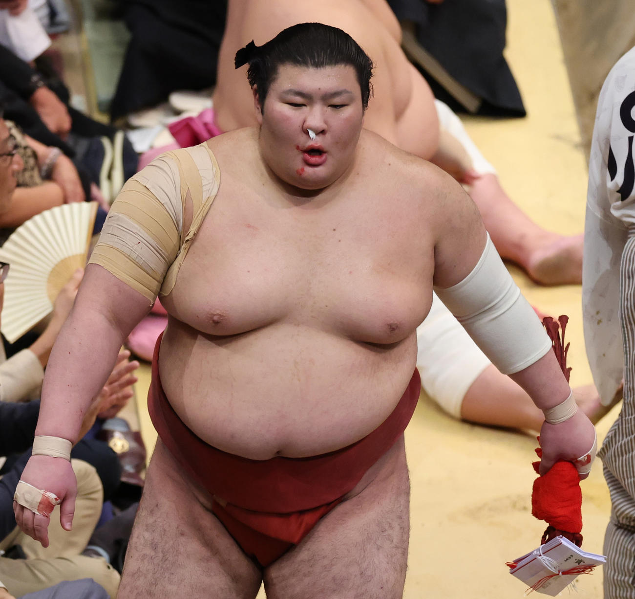 阿炎を寄りきりで破った熱海富士は、止血のため鼻にちり紙を詰めて引き揚げる（撮影・野上伸悟）