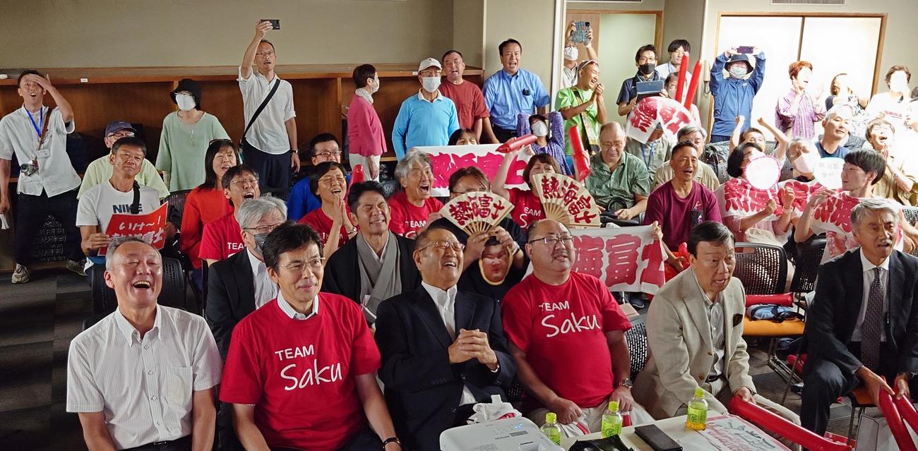 優勝決定戦で熱海富士が敗れると、「あ～」と市民の声が会場に響いた（撮影・寺沢卓）