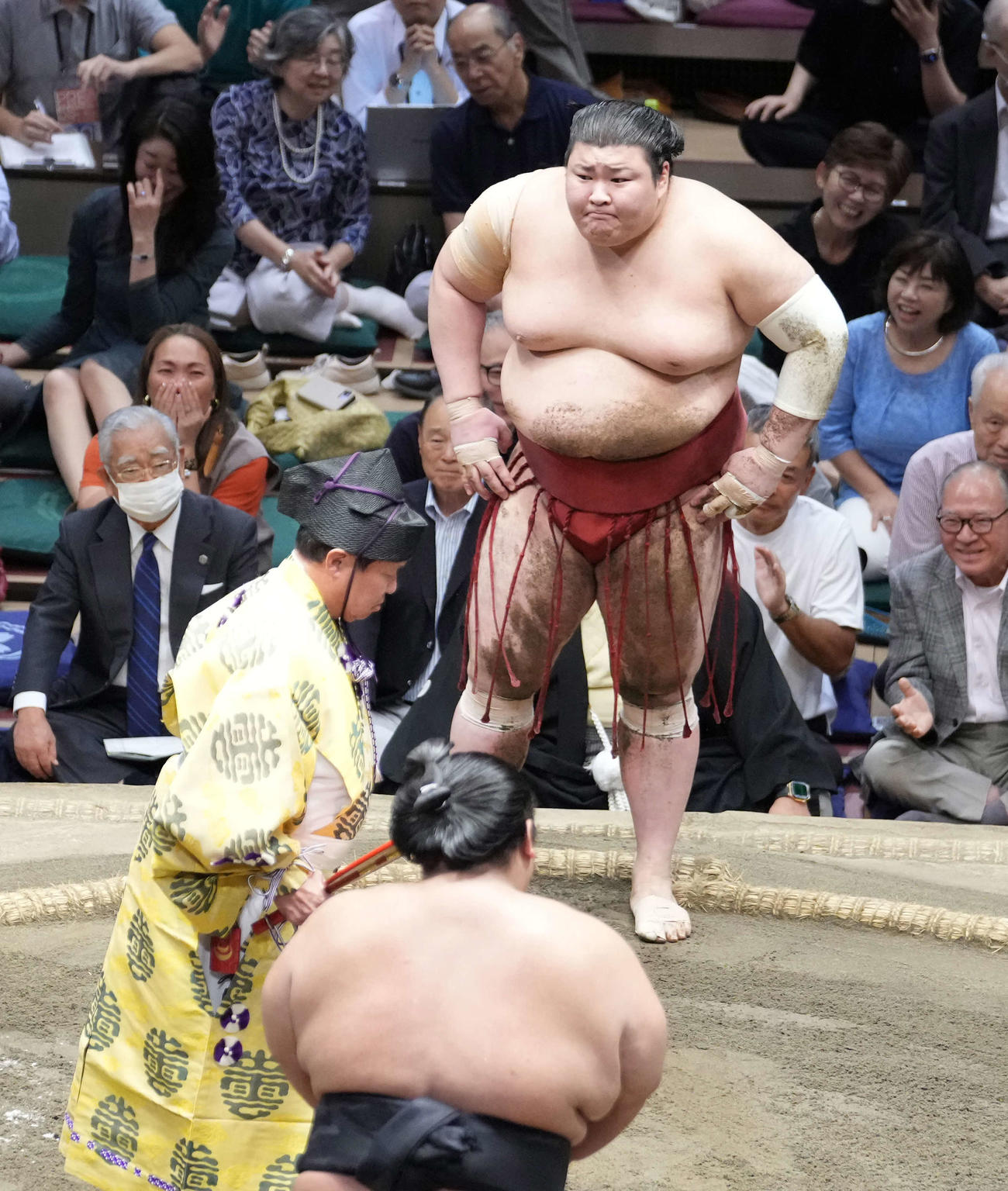 優勝決定戦で熱海富士は貴景勝（手前）に敗れる（撮影・小沢裕）