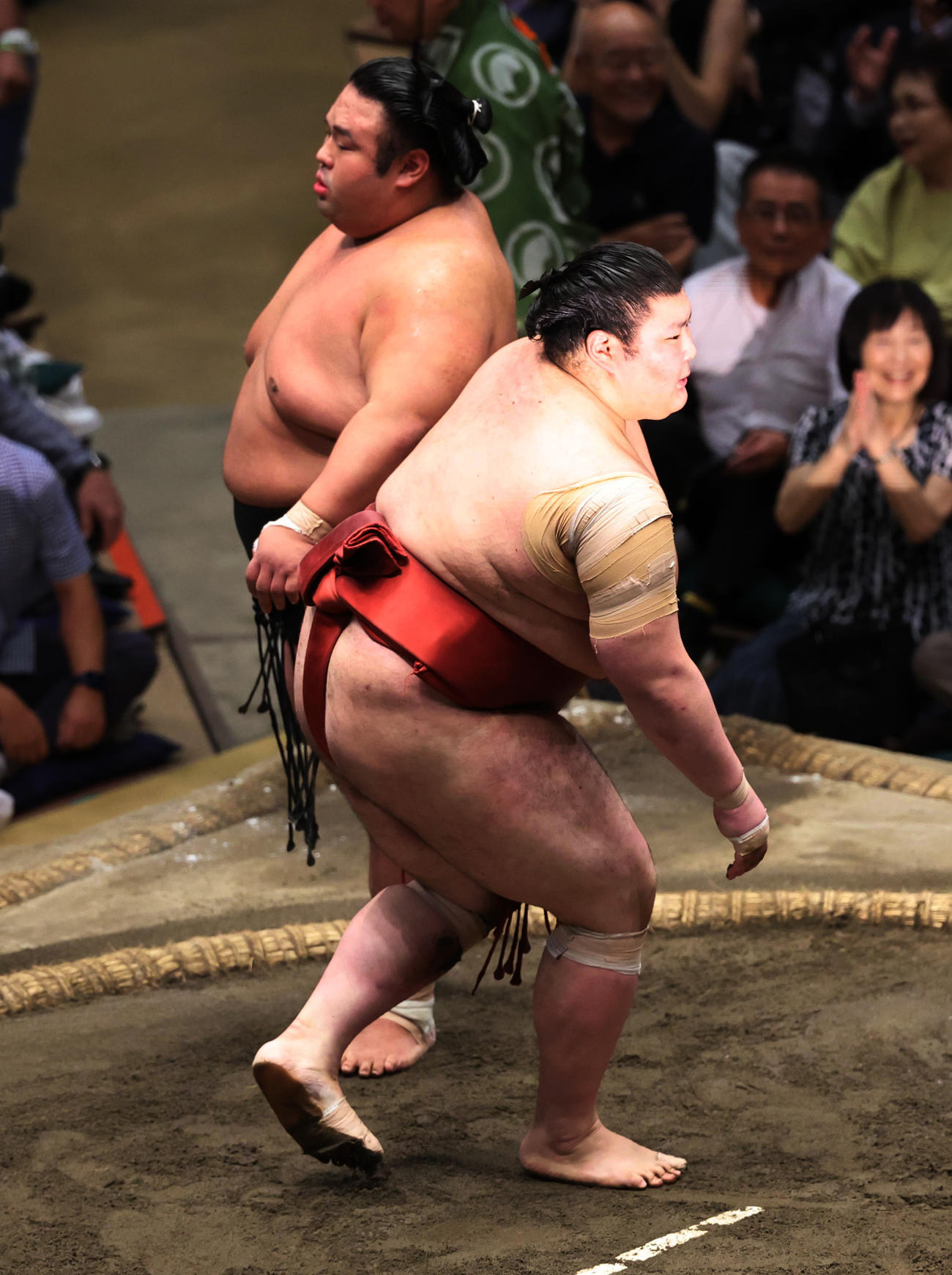 優勝決定戦で熱貴景勝（奥）に敗れた熱海富士（撮影・野上伸悟）