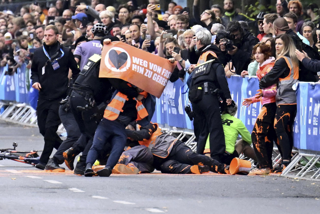ベルリンマラソンで妨害活動を行った環境活動団体「ラスト・ジェネレーション」は警察や警備担当者に取り押さえられる（AP）