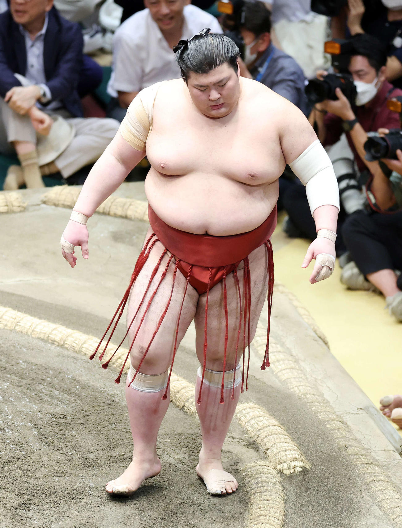 朝乃山に寄り切りで敗れ土俵を引き揚げる熱海富士（撮影・鈴木正人）