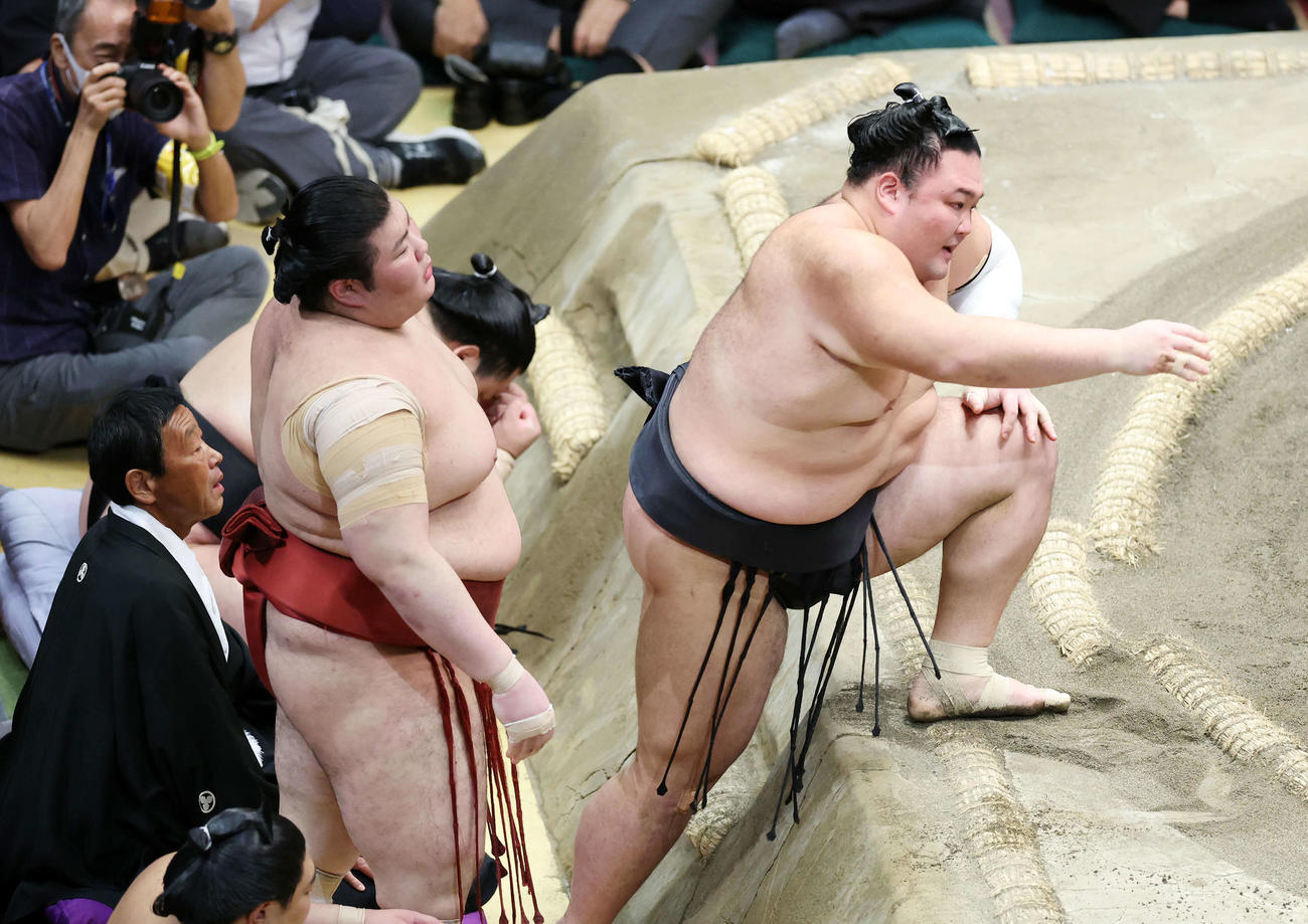 朝乃山（右）に寄り切りで敗れた熱海富士（撮影・鈴木正人）