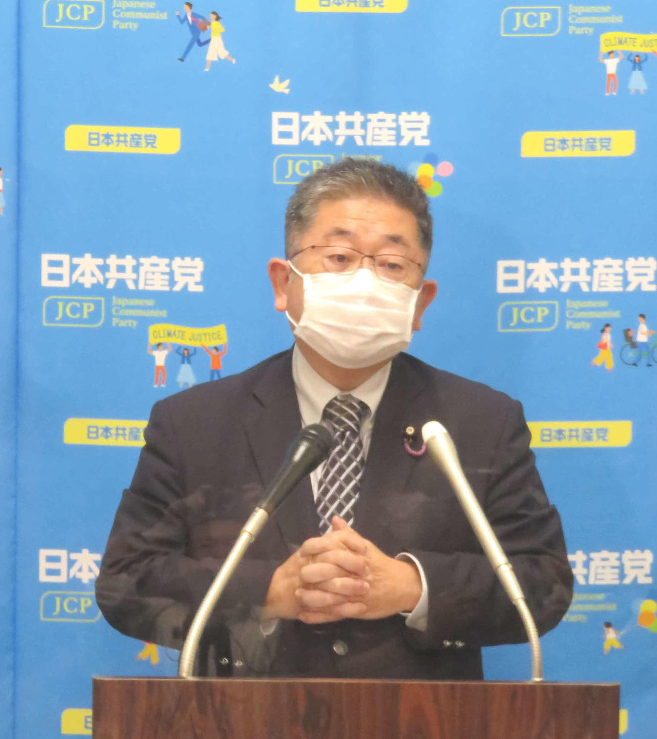 共産党の小池晃書記局長は会見で2025年大阪・関西万博の中止を訴えた（撮影・大上悟）