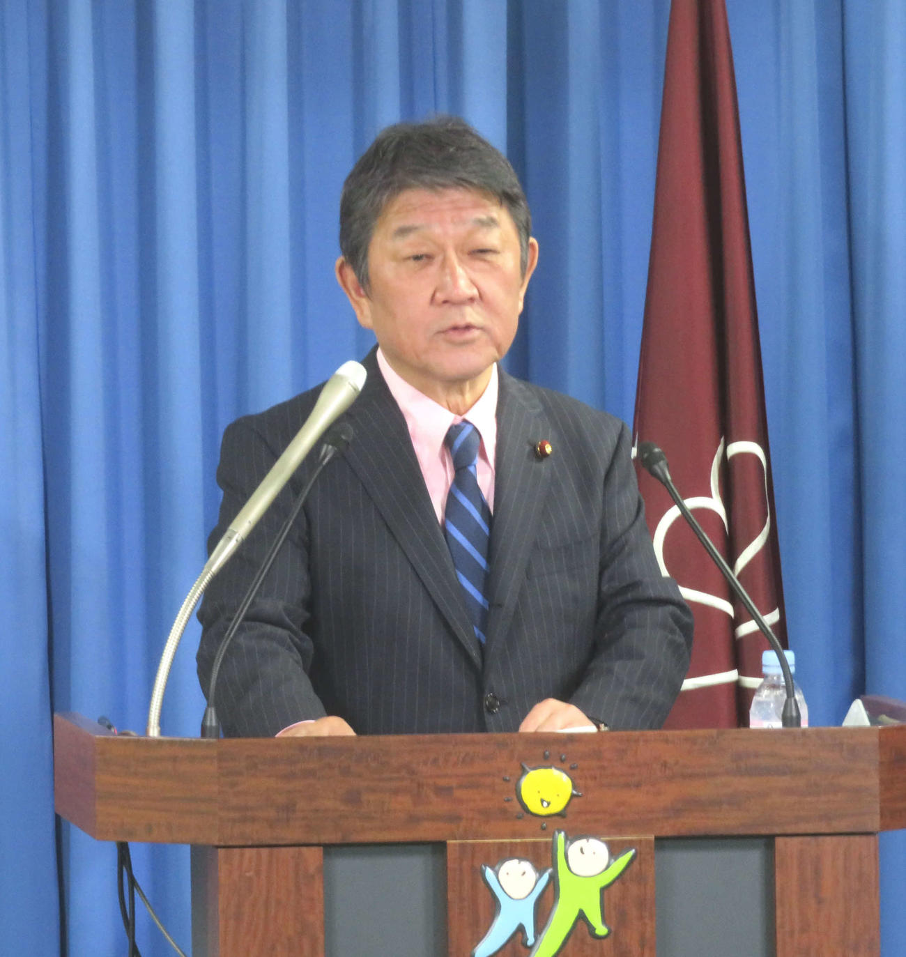 自民党の茂木敏充幹事長は会見で国会議員の公設秘書と地方議員の兼職について見直しを検討するとした