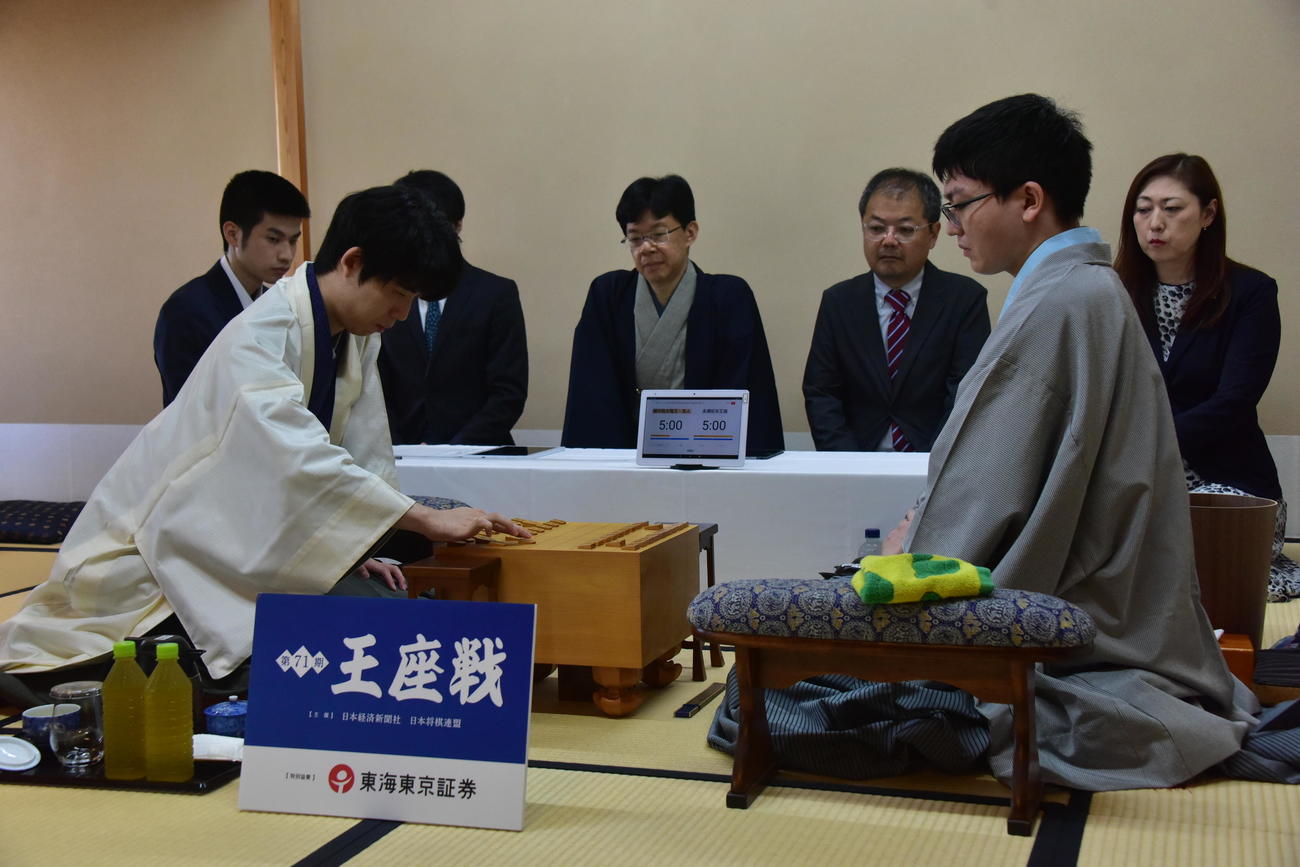 第71期王座戦5番勝負第3局に臨んだ藤井聡太7冠（左）永瀬拓矢王座（日本将棋連盟提供）