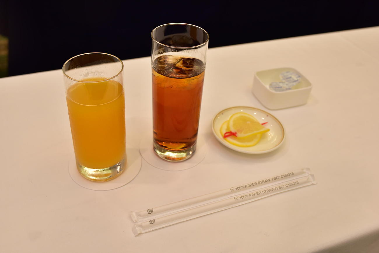 永瀬拓矢王座が午後のおやつに注文した「アイスティー」「オレンジジュース」（日本将棋連盟提供）