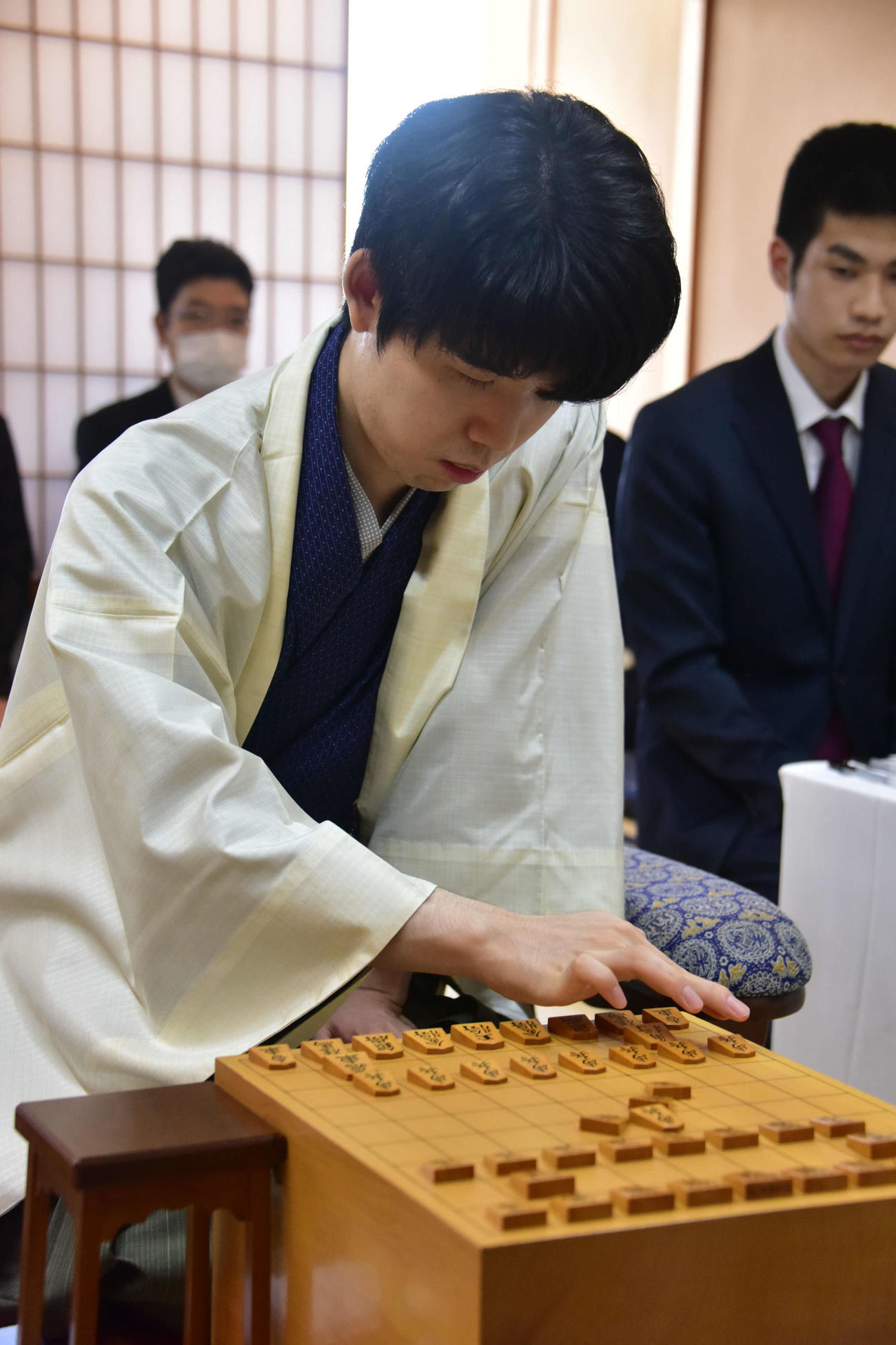 第71期王座戦5番勝負第3局に臨んだ藤井聡太7冠（日本将棋連盟提供）