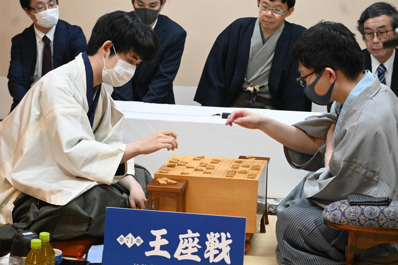 終局後、感想戦を行う藤井聡太7冠（左）永瀬拓矢王座（撮影・松浦隆司）