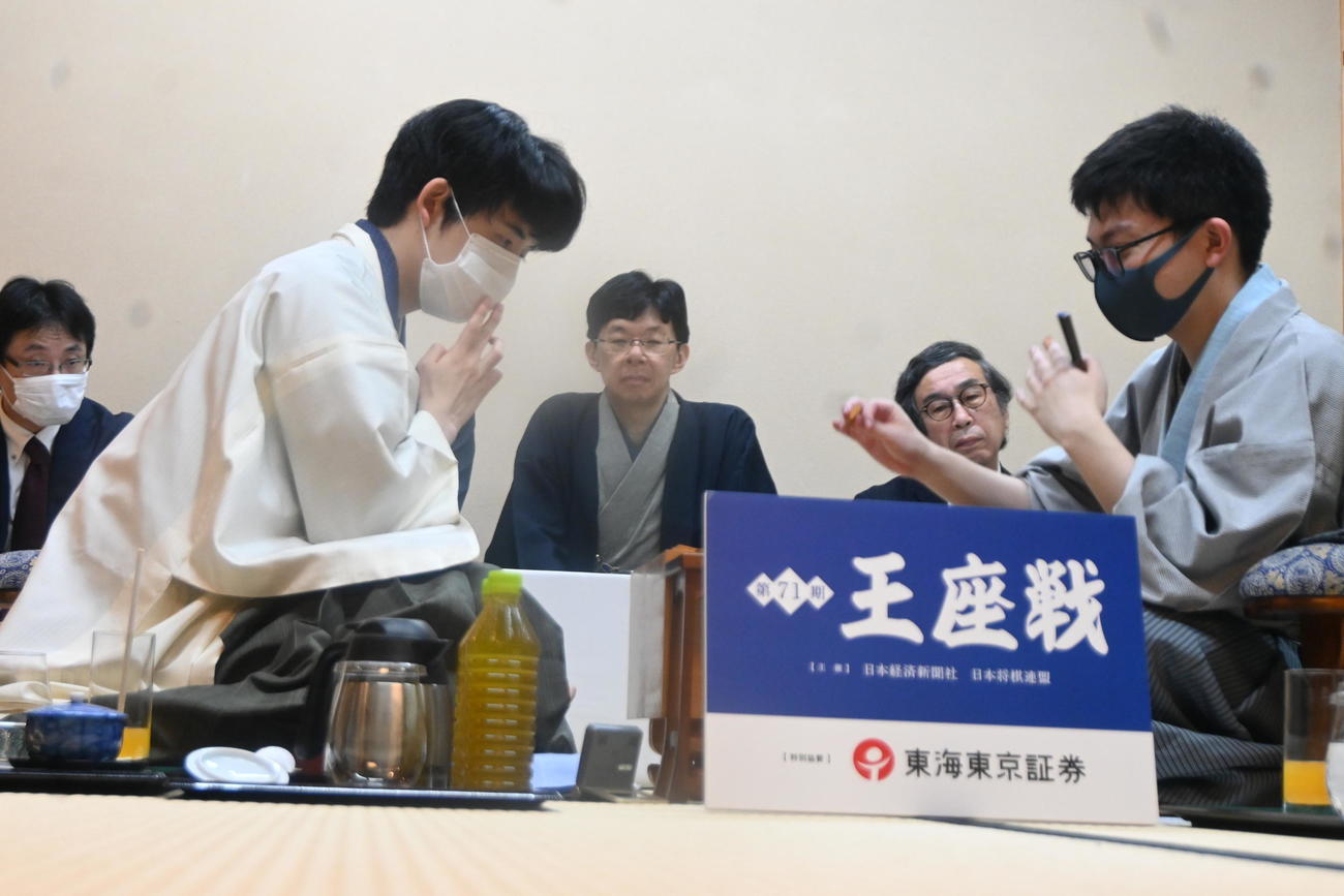 終局後、感想戦を行う藤井聡太7冠（左）永瀬拓矢王座（撮影・松浦隆司）