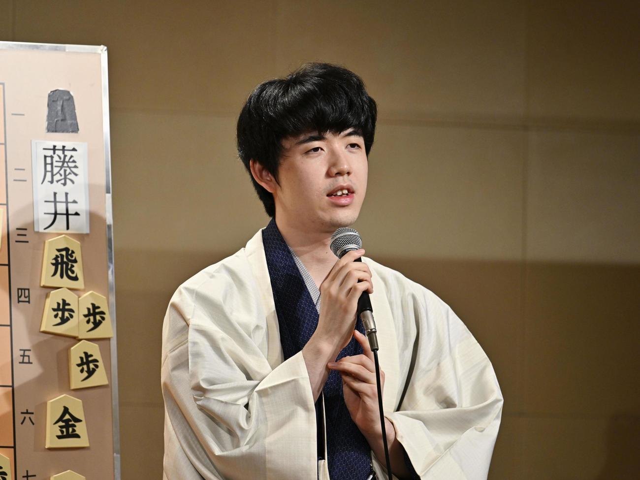 第71期王座戦5番勝負第3局で永瀬拓矢王座に勝利し、大盤解説会場であいさつする藤井聡太七冠（共同）