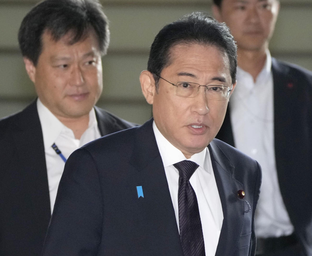 首相官邸に入る岸田首相（共同）