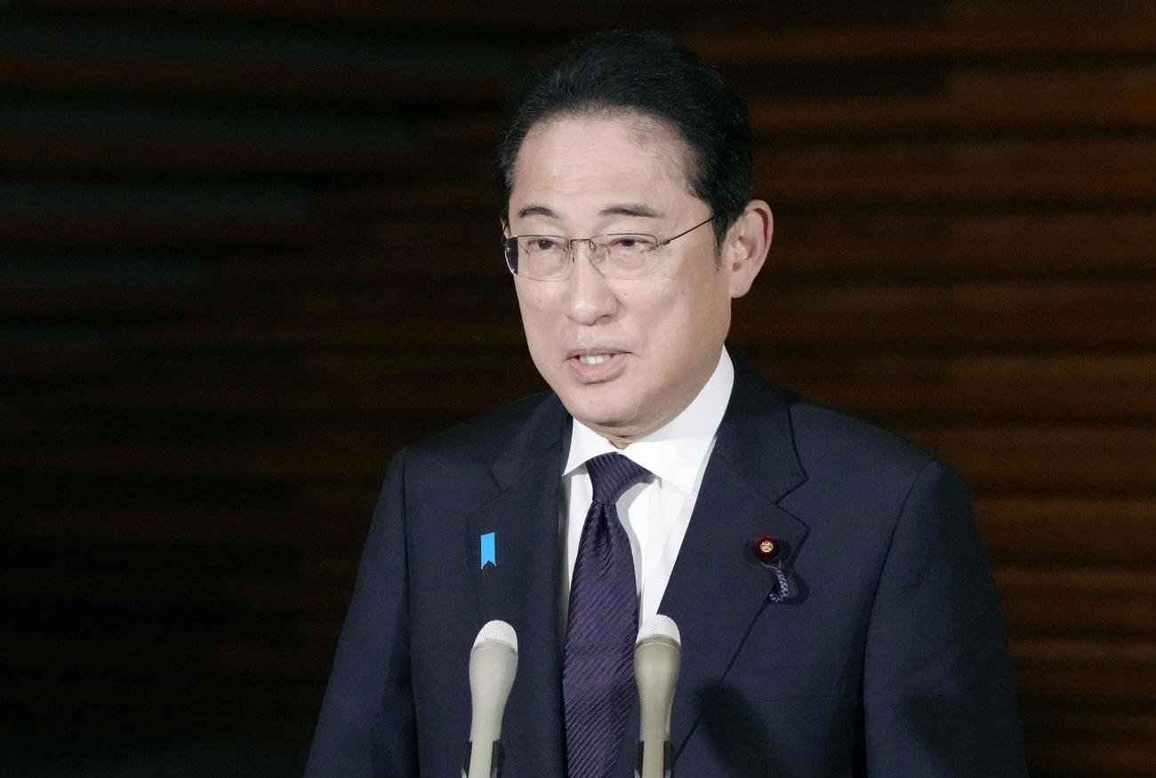 記者団の取材に応じる岸田首相（共同）