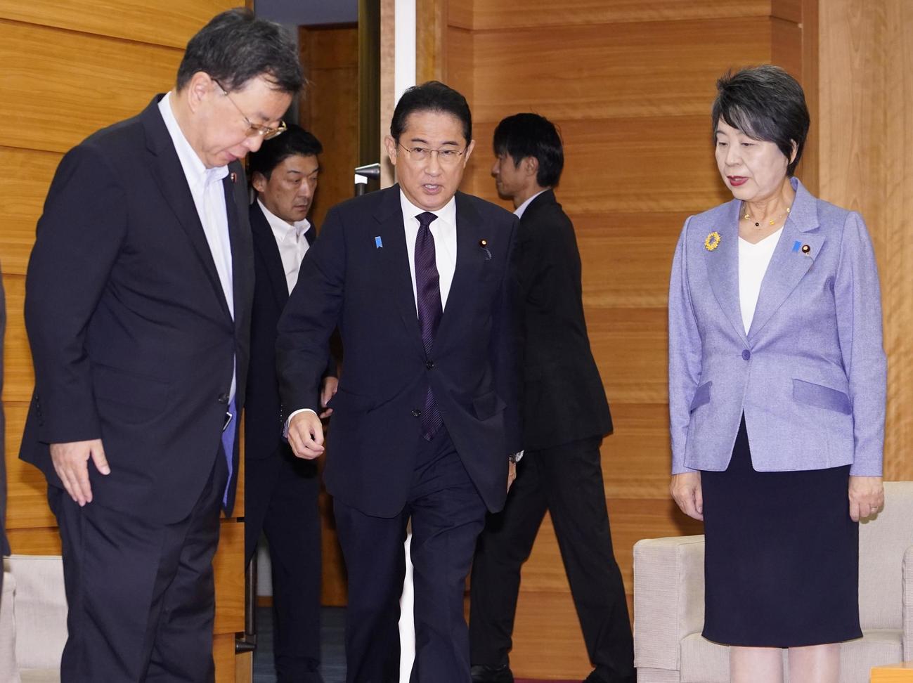 閣議に臨む岸田首相（中央）＝29日午前、首相官邸（共同）