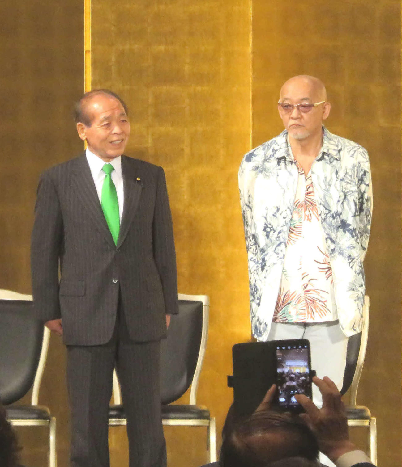 鈴木宗男参院議員（左）の政治資金パーティーの代表世話人としてあいさつした歌手の松山千春（撮影・大上悟）