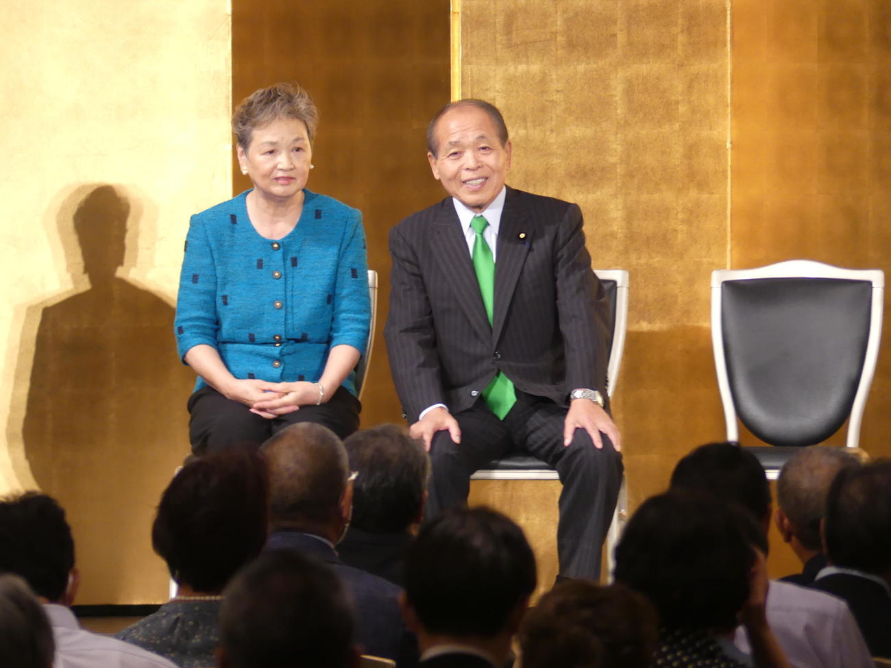 「鈴木宗男を叱咤激励する会」で典子夫人（左）と並ぶ日本維新の会の鈴木宗男参院議員（撮影・中山知子）