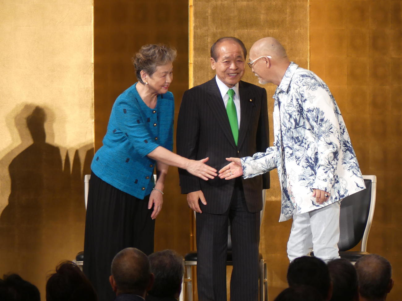 「鈴木宗男を叱咤激励する会」で、松山千春（右）と典子夫人（左）の間で笑顔をみせる日本維新の会の鈴木宗男参院議員（撮影・中山知子）