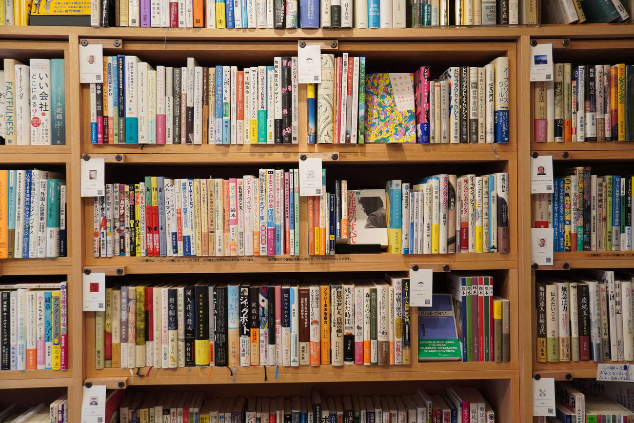 「Books＆Coffee　谷中TAKIBI」の店内。棚のひと区画ずつに1人の棚主がいておすすめの本を販売している（撮影・沢田直人）