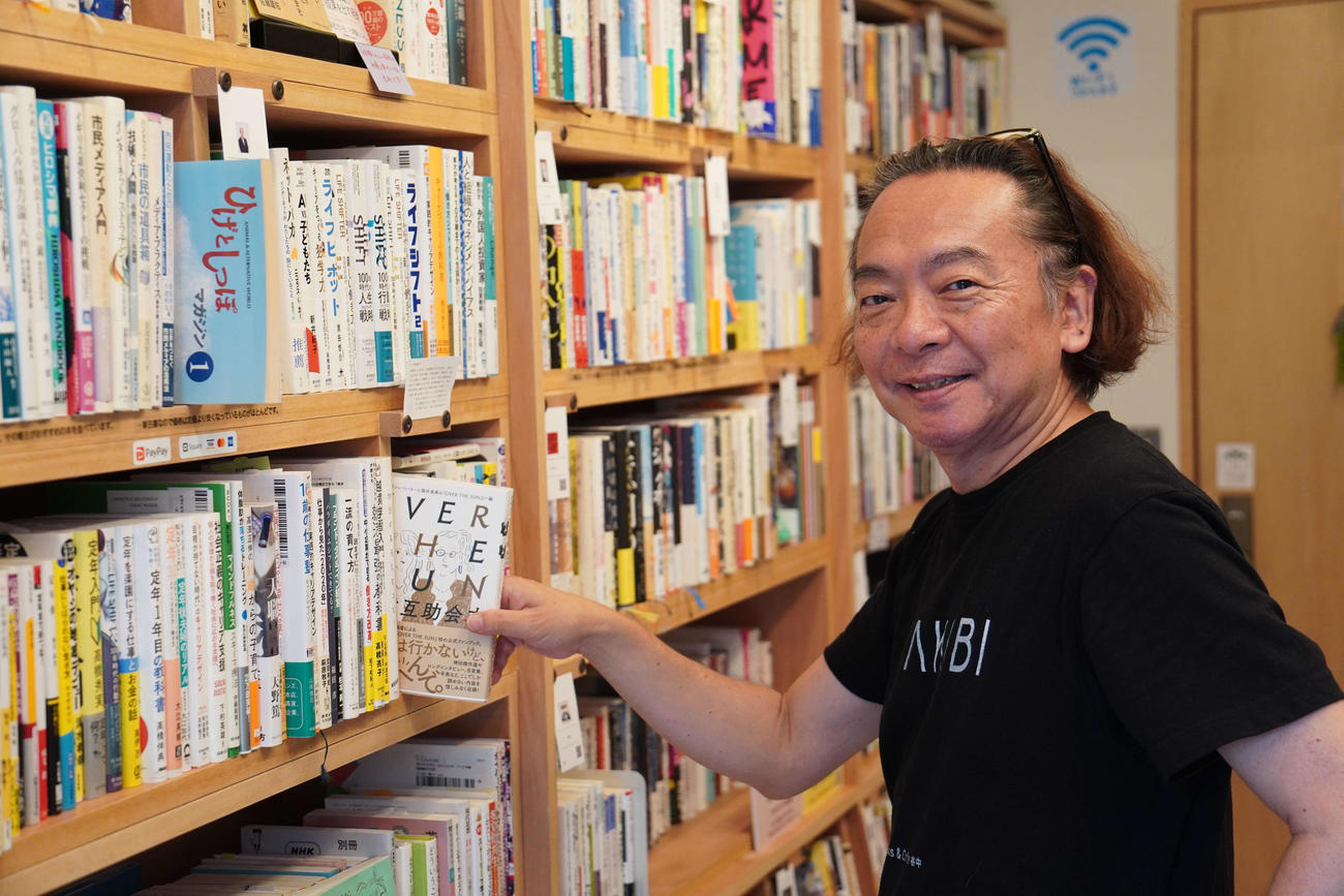 「Books＆Coffee　谷中TAKIBI」の店主安藤哲也さん（撮影・沢田直人）