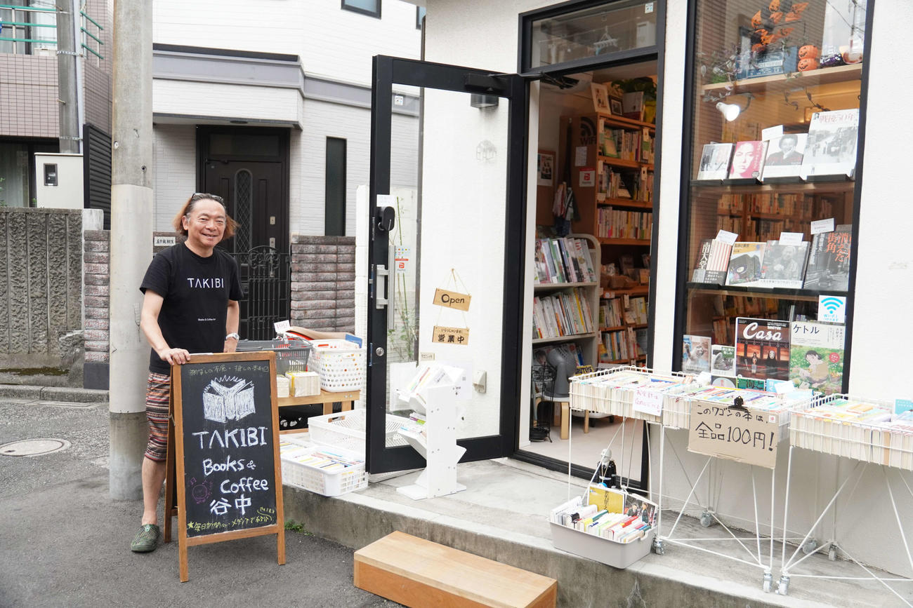 「Books＆Coffee　谷中TAKIBI」の店主安藤哲也さん（撮影・沢田直人）