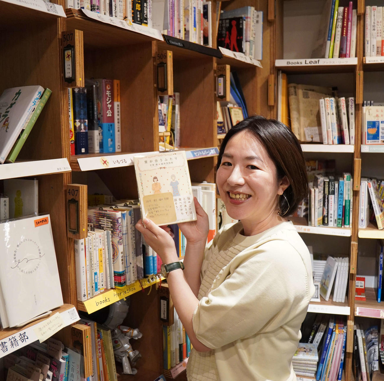 「西日暮里BOOK APARTMENT」で棚主になり笑顔を見せる会社員の女性（撮影・沢田直人）