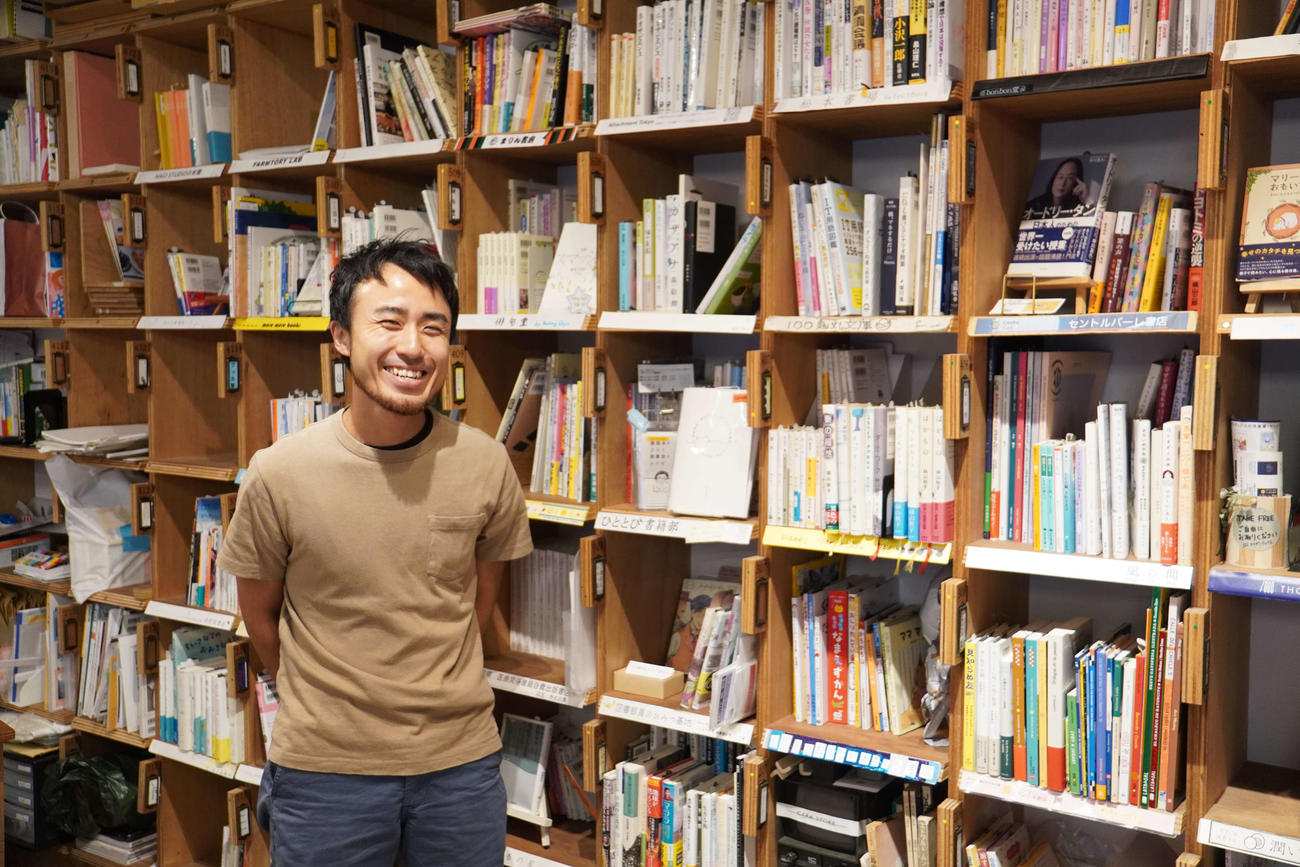 「西日暮里BOOK APARTMENT」の店主田坂創一さん（撮影・沢田直人）