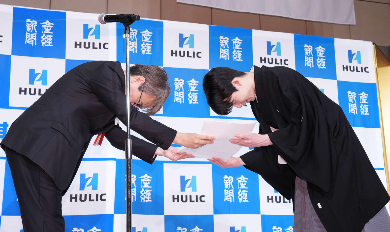 第94期ヒューリック杯棋聖就位式で日本将棋連盟の羽生会長（左）から就位状の贈呈を受ける藤井棋聖（撮影・小沢裕）